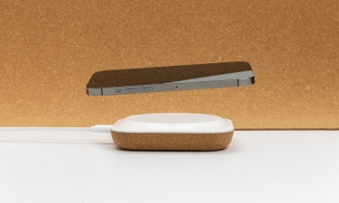 Logotrade Werbegeschenke das Foto: Oregon Wireless-Charger aus RCS recyc. Kunststoff & Kork