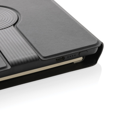 Logotrade Werbeartikel das Foto: Swiss Peak 2-in-1 Notizbuch & Wirless Charger aus RCS rPU