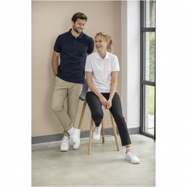 Logotrade meene foto: Emerald lühikeste varrukatega unisex Aware™ taaskasutatud polo