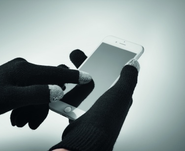 Logotrade meene foto: Talvekomplekt taaskasutatud materjalist, kindad, müts ja sall