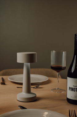 Logotrade reklaamkingi foto: VINGA Maris RCS metallist ja taaskasutatud ABS-ist laualamp