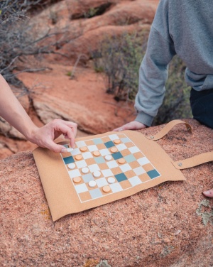 Logo trade mainoslahjat ja liikelahjat kuva: Britton taitettava backgammon -ja tammipelisetti korkista