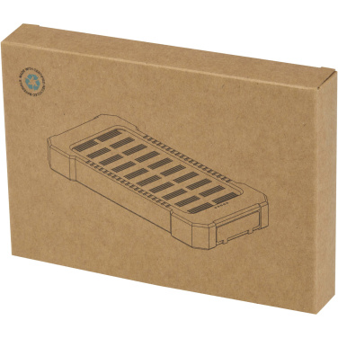 Logo trade liikelahjat tuotekuva: Altair 5 000 mAh:n ja 10 W:n kierrätysmuovista valmistettu kestävä aurinkoenergialla toimiva varavirtalähde, jossa on sisäänrakennettu taskulamppu