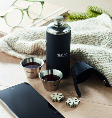 Logotrade biznesa dāvanas foto: Gurnu kolba ar šotu krūzītēm