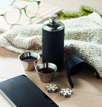 Logotrade logo dāvanas foto: Gurnu kolba ar šotu krūzītēm