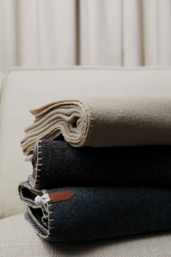 Logotrade profilprodukter bild: VINGA Bilton recycled pläd