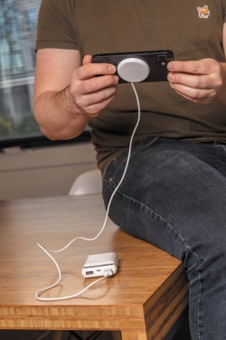 Logotrade reklamprodukter bild: 5W magnetisk trådlös laddare