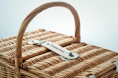 Logotrade presentreklam bild: Flätad picknick korg 4 pers.