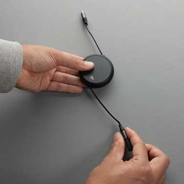 Logotrade profilprodukter bild: Terra RCS återvunnen aluminium 240W utdragbar 2-i-1 kabel